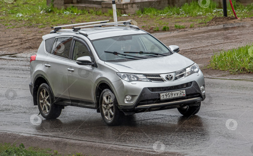 Скачать Россия, Красноярск 27 мая 2025г. автомобиль Toyota RAV4 Японский кроссовер фотосток Ozero