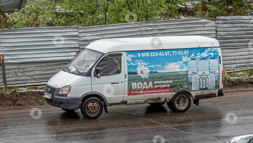 Скачать Россия,Сибирь 27 Мая 2025 год. Автомобиль   ГАЗ 2705 Газель с рекламой воды. фотосток Ozero