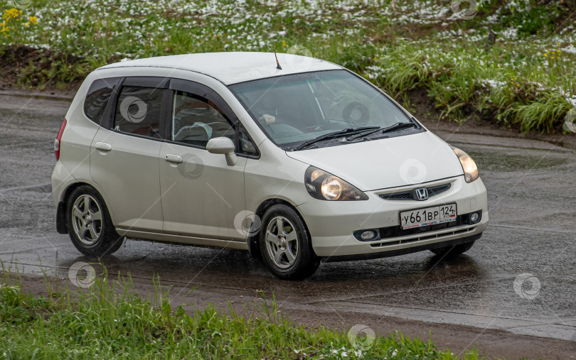 Скачать Россия, Красноярск 27 мая 2025г. автомобиль Honda Fit 2003 года выпуска. фотосток Ozero