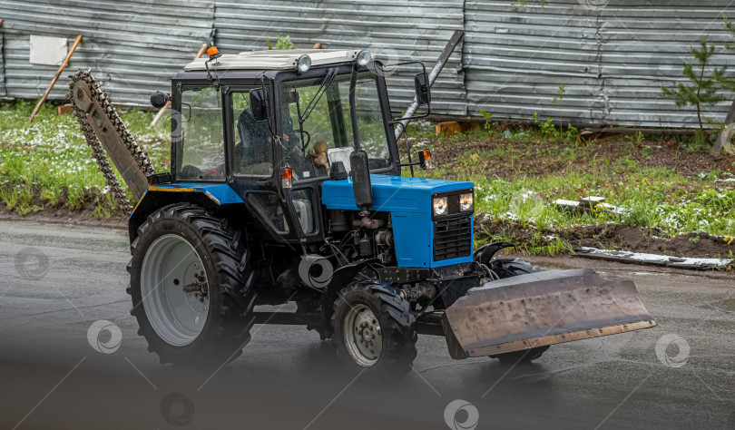 Скачать Россия, Красноярск 27 мая 2025г.  коммунальная машина ,трактор «Беларус МТЗ-82 МК» с отвалом и щёткой. фотосток Ozero