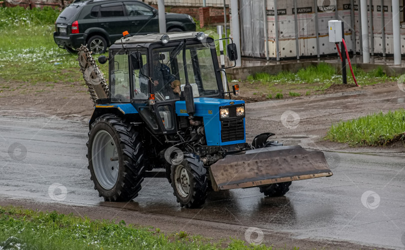 Скачать Россия, Красноярск 27 мая 2025г.  коммунальная машина ,трактор «Беларус МТЗ-82 МК» с отвалом и щёткой. фотосток Ozero