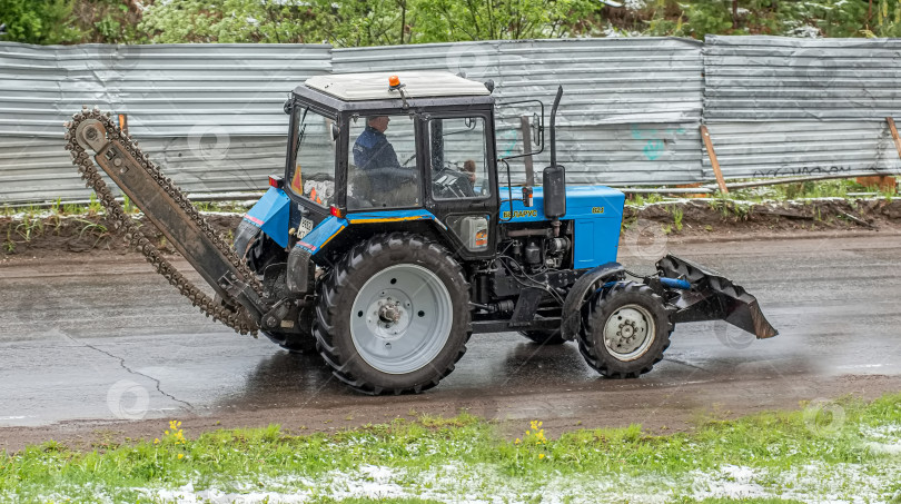 Скачать Россия, Красноярск 27 мая 2025г.  коммунальная машина ,трактор «Беларус МТЗ-82 МК» фотосток Ozero
