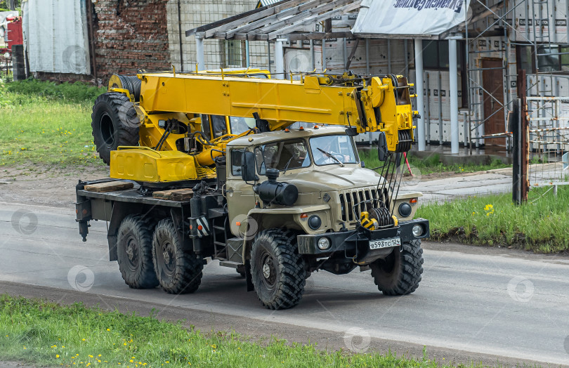 Скачать Россия,Сибирь 27 Мая 2025 год. Автомобиль Кран автомобильный урал кс-35714 фотосток Ozero