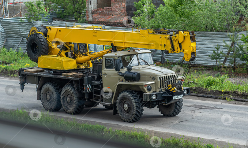 Скачать Россия,Сибирь 27 Мая 2025 год. Автомобиль Кран автомобильный урал кс-35714 фотосток Ozero