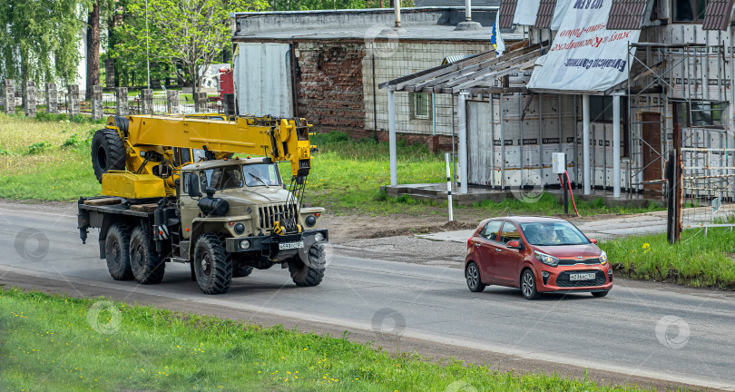 Скачать Россия,Сибирь 27 Мая 2025 год. Автомобиль Кран автомобильный урал кс-35714 фотосток Ozero