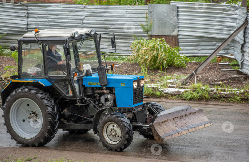 Скачать Россия, Красноярск 27 мая 2025г.  коммунальная машина ,трактор «Беларус МТЗ-82 МК» фотосток Ozero