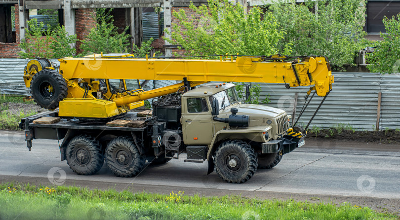 Скачать Россия,Сибирь 27 Мая 2025 год. Автомобиль Кран автомобильный урал кс-35714 фотосток Ozero