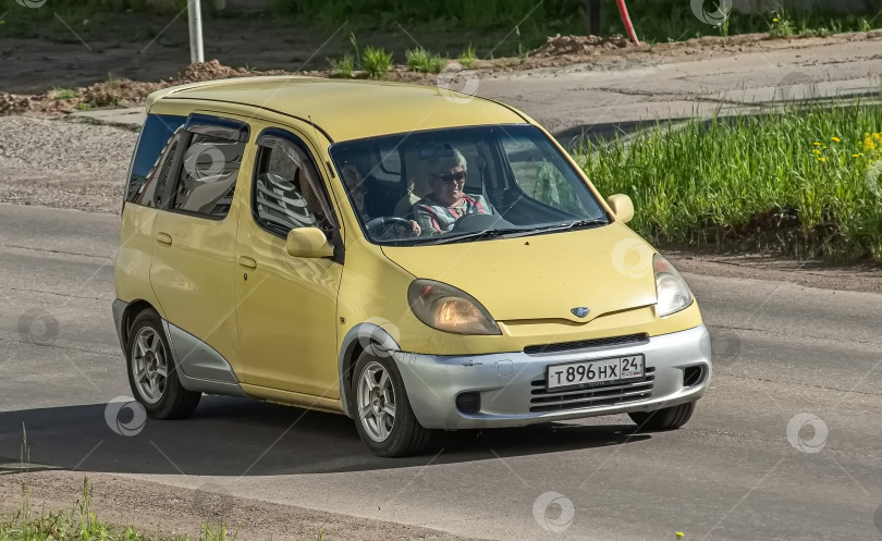 Скачать Россия,Сибирь 27 Мая 2025 год. Автомобиль Toyota FunCargo фотосток Ozero