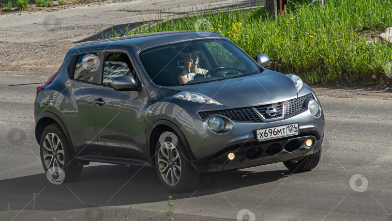 Скачать Россия, Красноярск 27 мая 2025г. автомобиль Nissan Juke Японский кроссовер фотосток Ozero