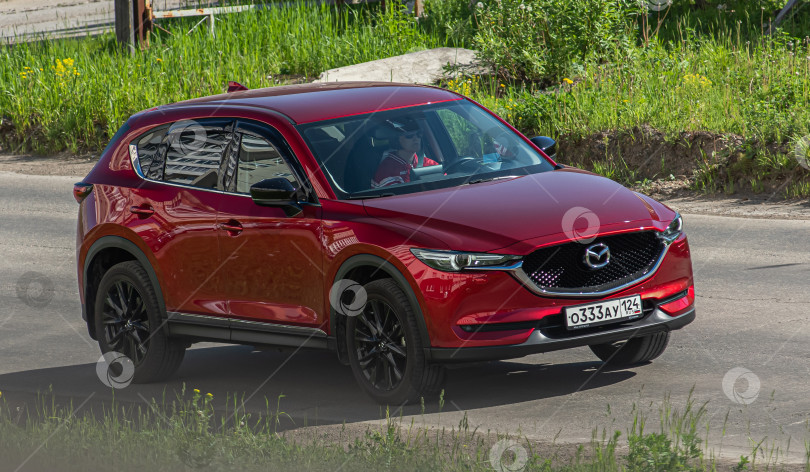 Скачать Россия, Красноярск 27 мая 2025г. автомобиль Mazda CX-5 Компактный кроссовер фотосток Ozero