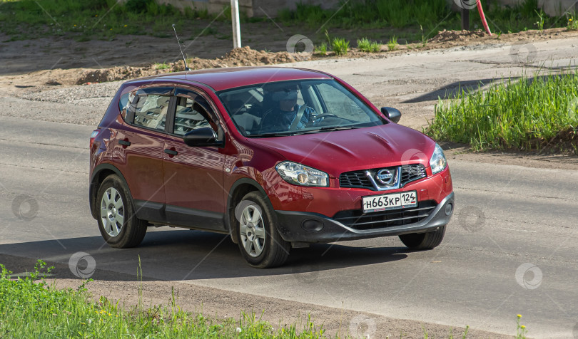 Скачать Россия, Красноярск 27 мая 2025г. автомобиль Nissan Qashqai Японский кроссовер фотосток Ozero