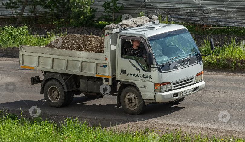 Скачать Россия, Красноярск 27 мая 2025г. автомобиль Самосвал Isuzu фотосток Ozero