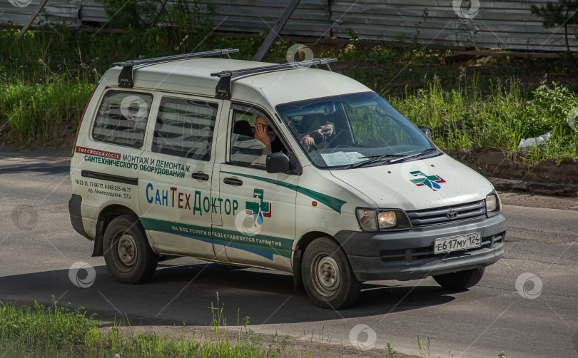 Скачать Россия, Красноярск 27 мая 2025г. автомобиль Toyota LiteAce Минивэн фотосток Ozero