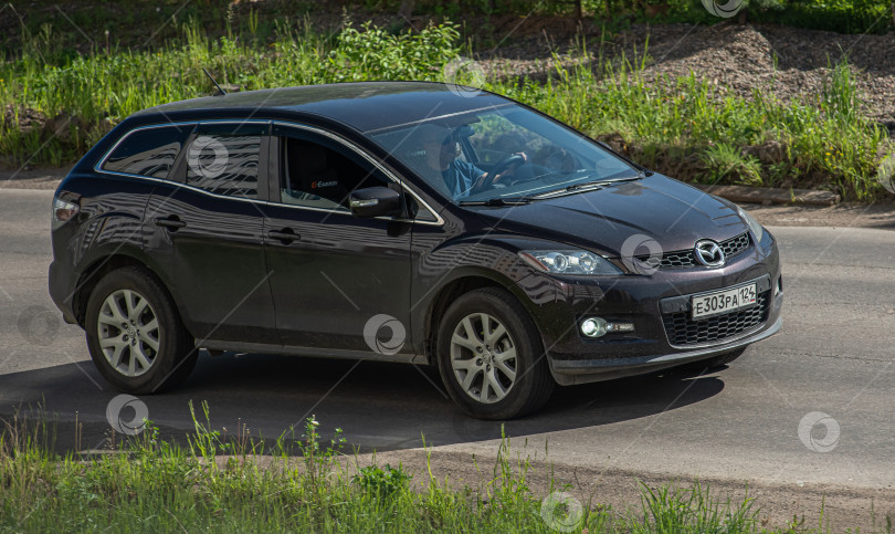 Скачать Россия, Красноярск 27 мая 2025г. автомобиль Mazda CX-7 Японский кроссовер фотосток Ozero