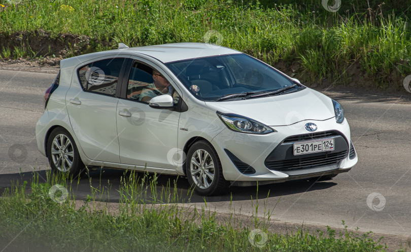 Скачать Россия, Красноярск 27 мая 2025г. автомобиль Toyota Aqua Гибридный автомобиль фотосток Ozero