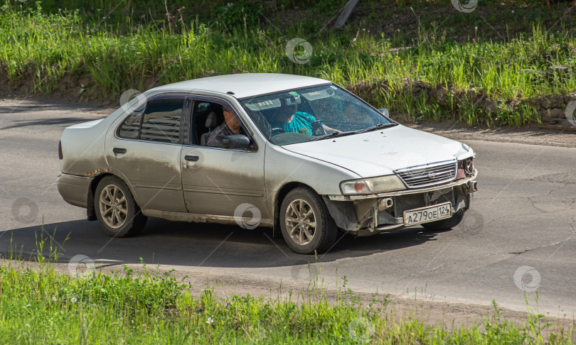 Скачать Россия,Сибирь 27 Мая 2025 год. Автомобиль Nissan Sunny Японский автомобиль фотосток Ozero