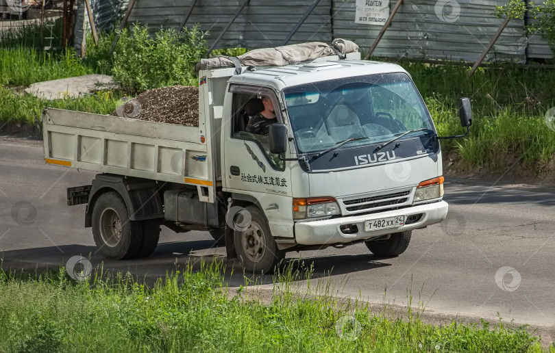 Скачать Россия,Сибирь 27 Мая 2025 год. Автомобиль Isuzu Elf Серия грузовых автомобилей фотосток Ozero