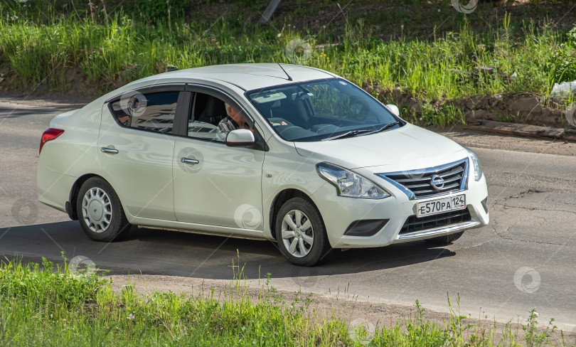 Скачать Россия,Сибирь 27 Мая 2025 год. Автомобиль Nissan Almera Японский автомобиль фотосток Ozero