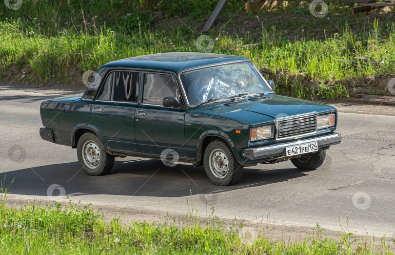 Скачать Россия,Сибирь 27 Мая 2025 год. Автомобиль ВАЗ-2107 фотосток Ozero