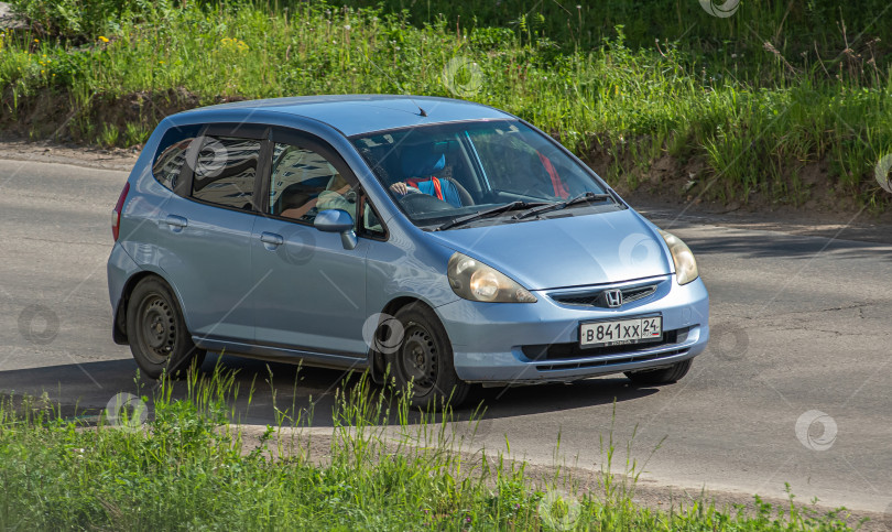 Скачать Россия,Сибирь 27 Мая 2025 год. Автомобиль Honda Fit первого поколения фотосток Ozero