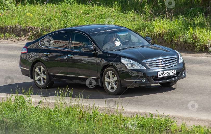 Скачать Россия,Сибирь 27 Мая 2025 год. Автомобиль Nissan Teana фотосток Ozero