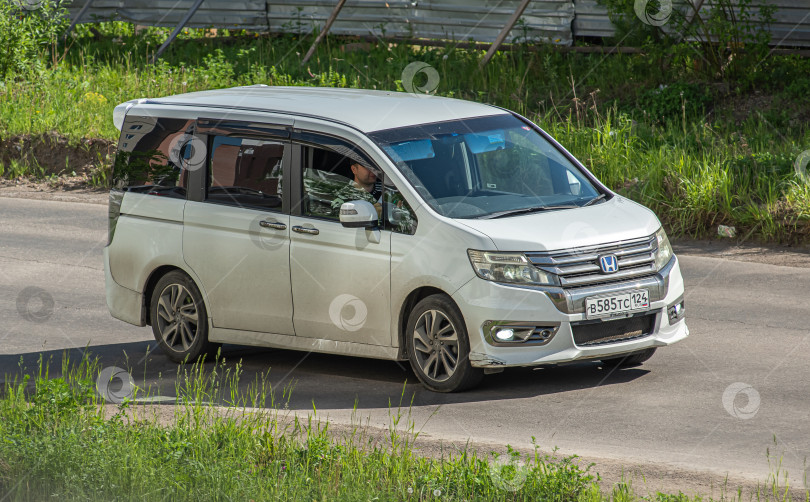 Скачать Россия,Сибирь 27 Мая 2025 год. Автомобиль Honda Stepwgn Японский Минивэн фотосток Ozero