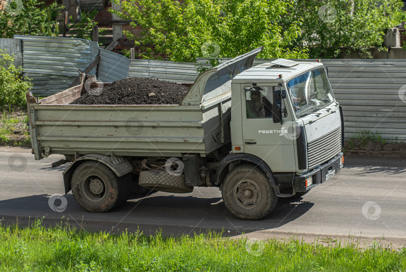 Скачать Россия,Сибирь 27 Мая 2025 год. Автомобиль  МАЗ-5551 Белорусский самосвал фотосток Ozero