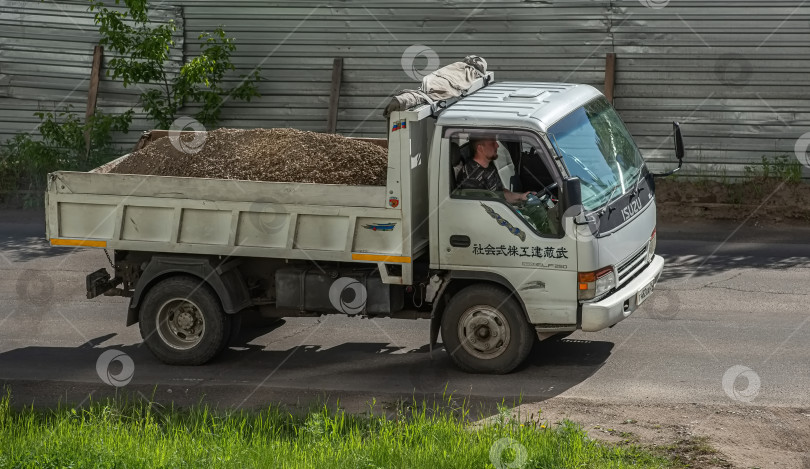 Скачать Россия,Сибирь 27 Мая 2025 год. Автомобиль марки Mazda Titan — грузовик фотосток Ozero