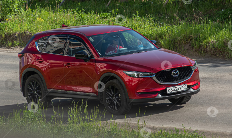 Скачать Россия,Сибирь 27 Мая 2025 год. Автомобиль Mazda CX-5 Японский кроссовер фотосток Ozero