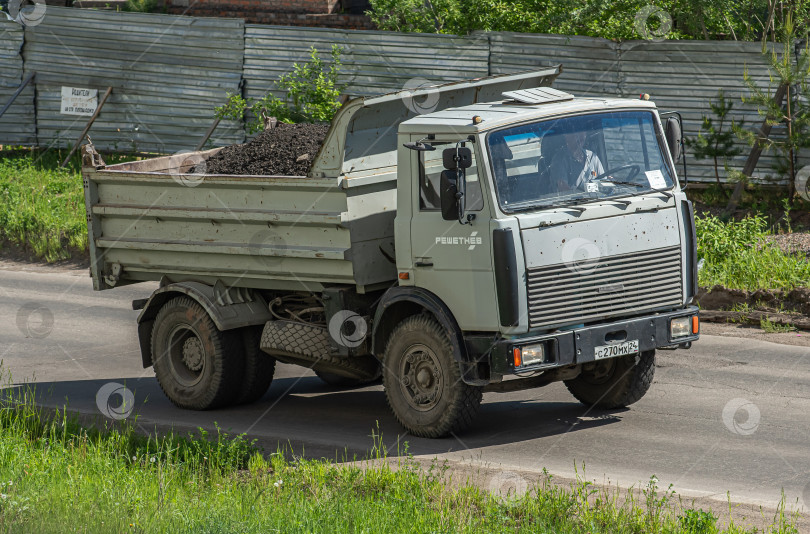 Скачать Россия,Сибирь 27 Мая 2025 год. Автомобиль  МАЗ-5551 Белорусский самосвал фотосток Ozero
