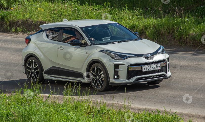 Скачать Россия,Сибирь 27 Мая 2025 год. Автомобиль Toyota C-HR Компактный кроссовер фотосток Ozero