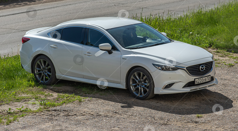 Скачать Россия,Сибирь 27 Мая 2025 год. Автомобиль белая Мазда 6. фотосток Ozero
