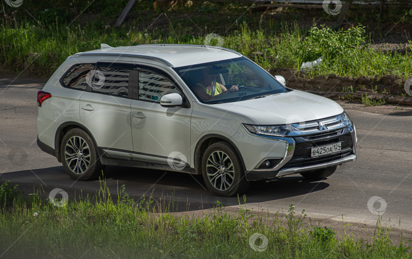 Скачать Россия,Сибирь 27 Мая 2025 год. Автомобиль Mitsubishi Outlander Японский кроссовер фотосток Ozero