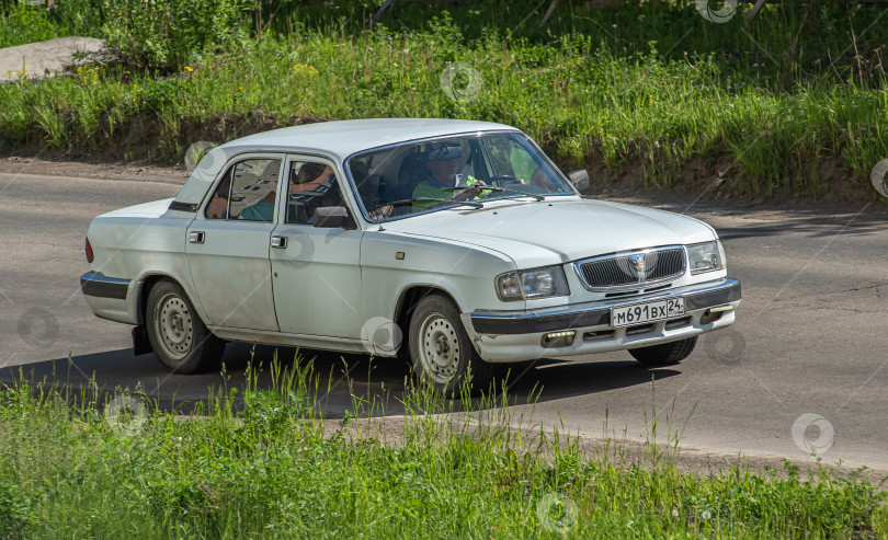 Скачать Россия,Сибирь 27 Мая 2025 год. Автомобиль  «Волга» ГАЗ-3110 — автомобиль среднего класса фотосток Ozero
