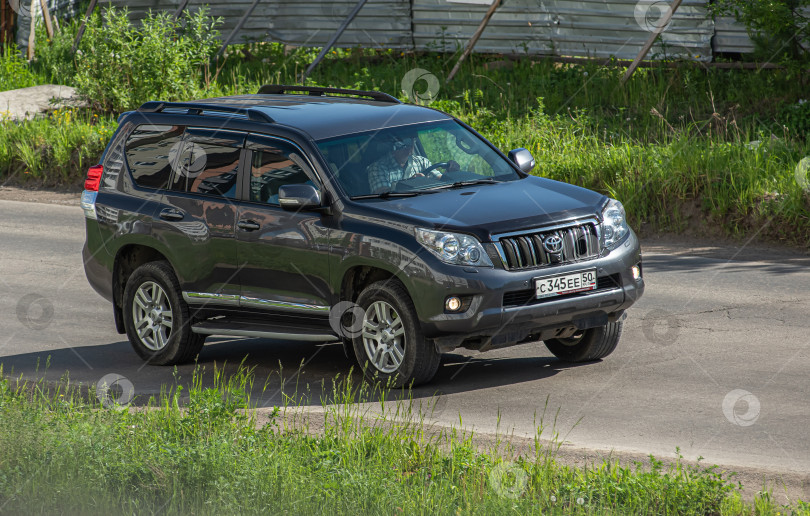 Скачать Россия,Сибирь 27 Мая 2025 год. Автомобиль Toyota Land Cruiser Prado Японский внедорожник фотосток Ozero