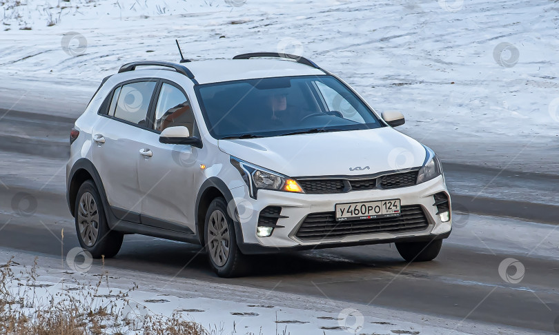 Скачать Россия,Сибирь 27 Мая 2025 год. Автомобиль Kia Rio X. фотосток Ozero