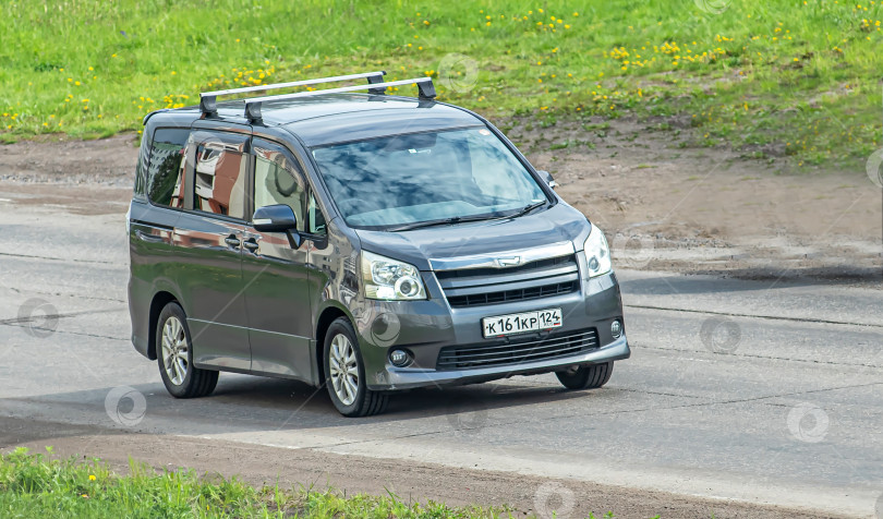 Скачать Россия,Сибирь 27 Мая 2025 год. Автомобиль Toyota Noah Японский Минивэн фотосток Ozero
