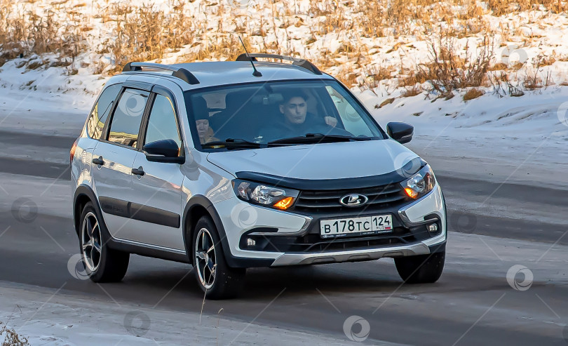 Скачать Россия,Сибирь 27 Мая 2025 год. Автомобиль  Лада гранта кросс универсал фотосток Ozero