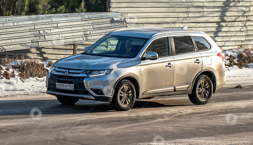 Скачать Россия,Сибирь 27 Мая 2025 год. Автомобиль Mitsubishi Outlander Японский кроссовер фотосток Ozero