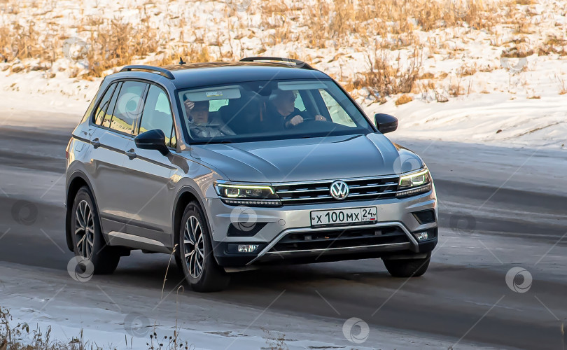 Скачать Россия,Сибирь 27 Мая 2025 год. Автомобиль Volkswagen Tiguan Компактный кроссовер фотосток Ozero