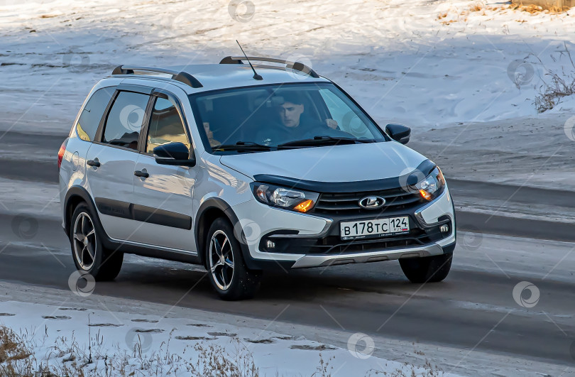 Скачать Россия,Сибирь 27 Мая 2025 год. Автомобиль  Лада Гранта Кросс универсал. фотосток Ozero