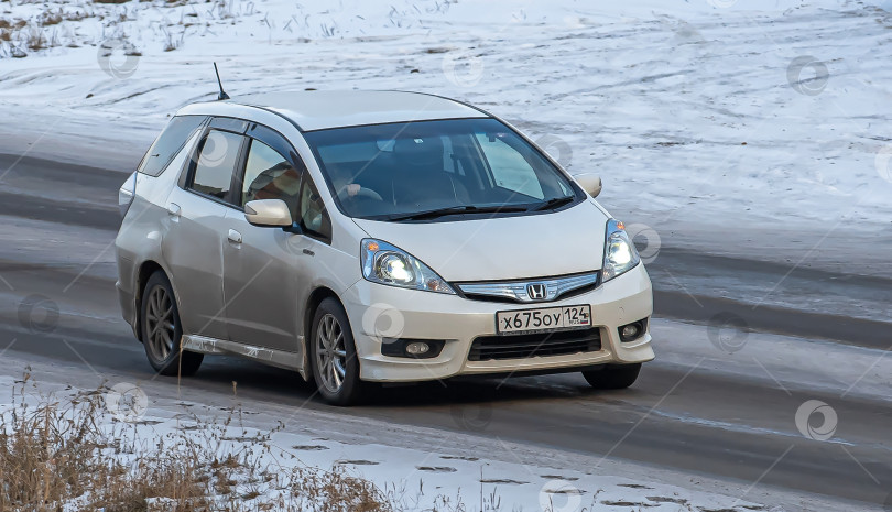 Скачать Россия,Сибирь 27 Мая 2025 год. Автомобиль Honda Fit Shuttle Японский универс фотосток Ozero