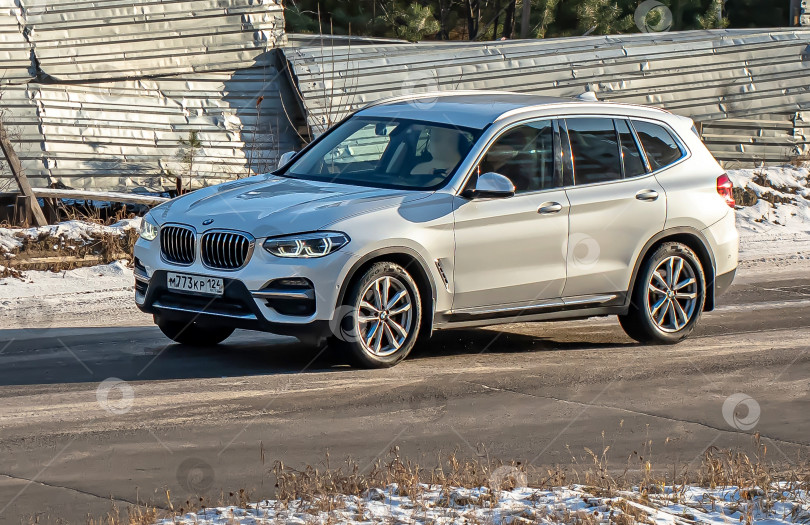 Скачать Россия,Сибирь 27 Мая 2025 год. Автомобиль BMW X3 Немецкий кроссовер фотосток Ozero