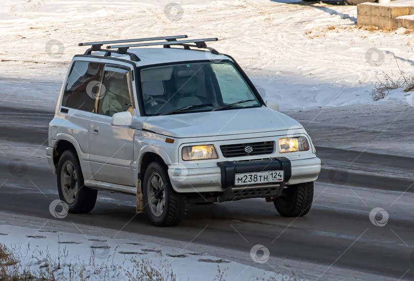 Скачать Россия,Сибирь 27 Мая 2025 год. Автомобиль Suzuki Escudo 1997 года выпуска фотосток Ozero