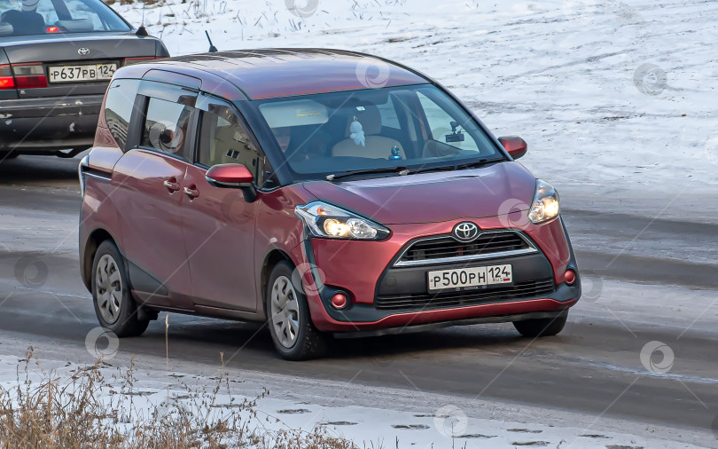 Скачать Россия,Сибирь 27 Мая 2025 год. Автомобиль Toyota Sienta Compactvэn фотосток Ozero