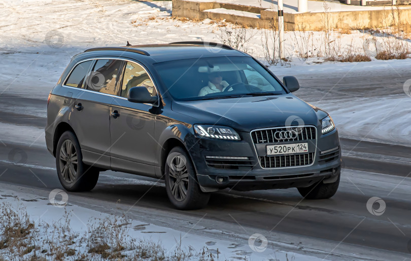 Скачать Россия,Сибирь 27 Мая 2025 год. Автомобиль Audi Q7 Полноразмерный кроссовер фотосток Ozero