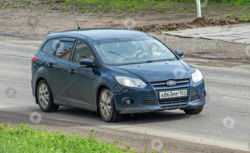 Скачать Россия,Сибирь 27 Мая 2025 год. Автомобиль Ford Focus юниверсал фотосток Ozero