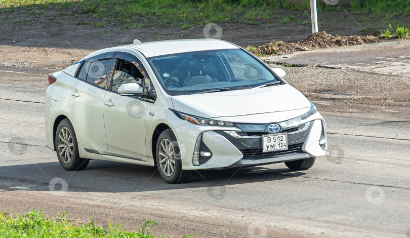 Скачать Россия,Сибирь 27 Мая 2025 год. Автомобиль Toyota Prius PHV Гибридный автомобиль фотосток Ozero