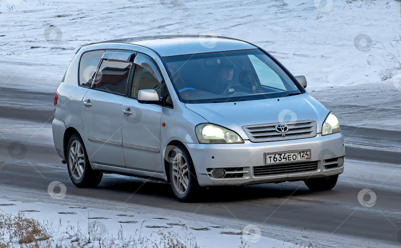 Скачать Россия,Сибирь 27 Мая 2025 год. Автомобиль Toyota Ipsum Compactvэn фотосток Ozero