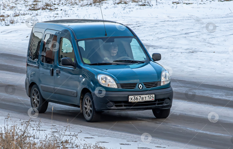 Скачать Россия,Сибирь 27 Мая 2025 год. Автомобиль Renault Kangooрангузский автомобиль фотосток Ozero